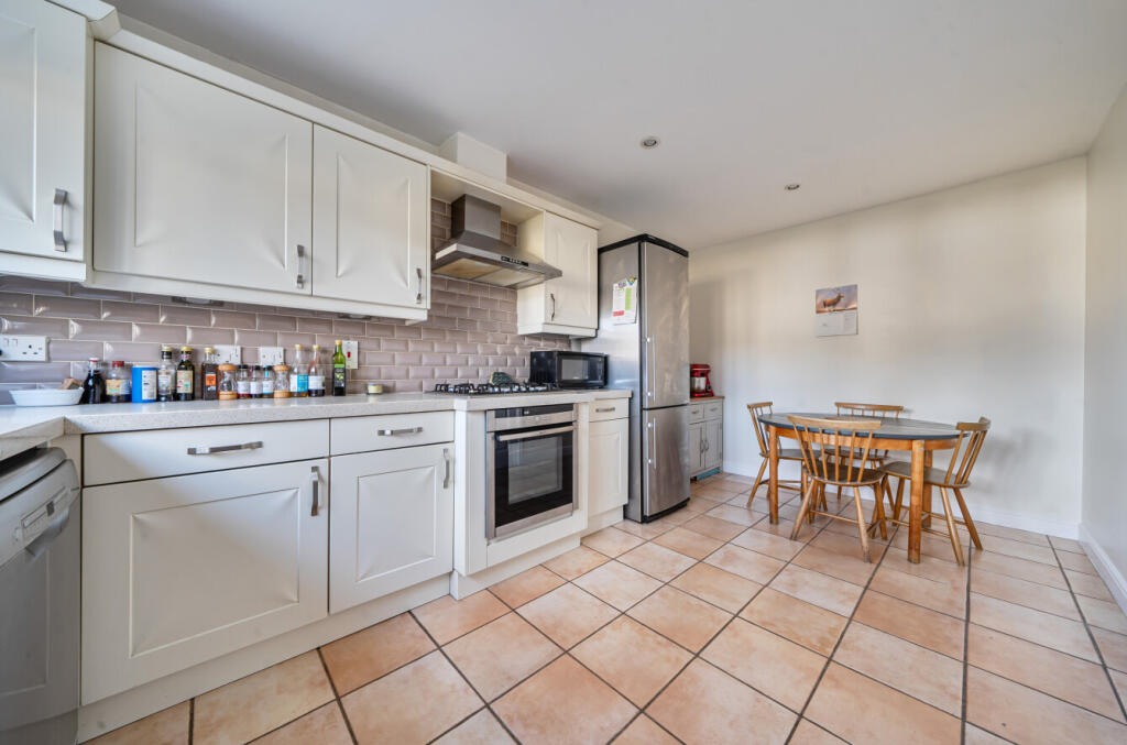 Walnut Close, Witney, Oxfordshire photo 4