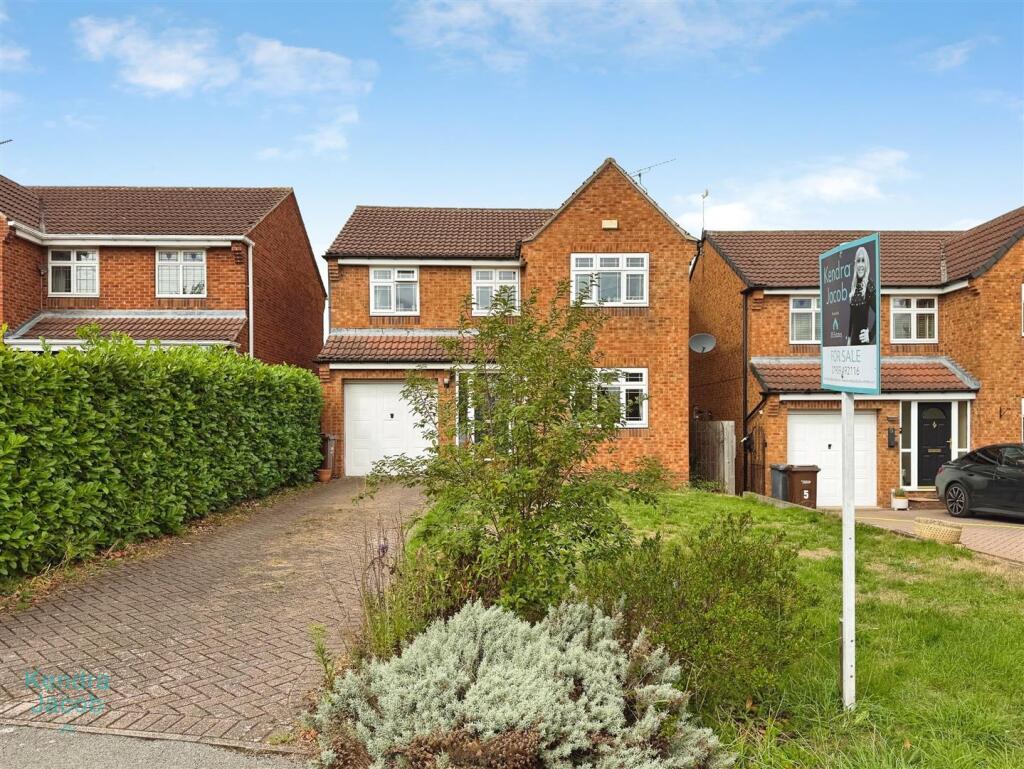 4-bed detached on Cross Field Drive, Woodsetts, Worksop, £300,000
