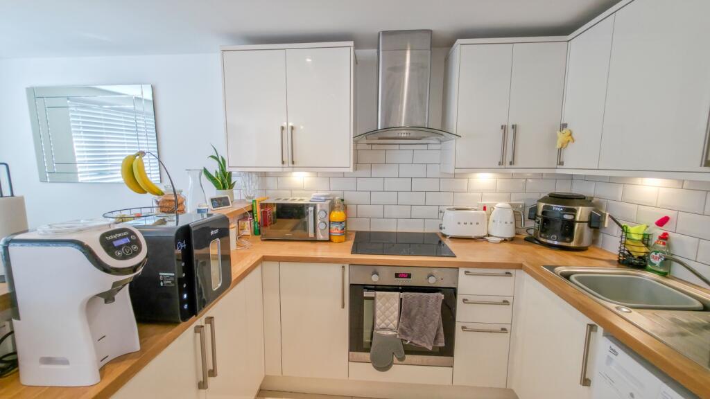 22 Meadowford Close, London, SE28 photo 3