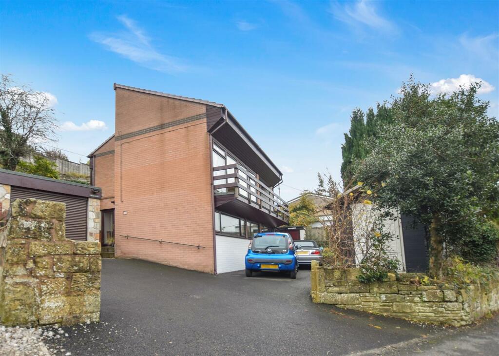 4-bed detached on Middle Road, Coedpoeth, £325,000