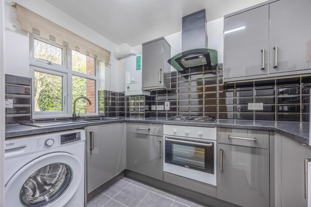 Apartment in Croydon - View 3