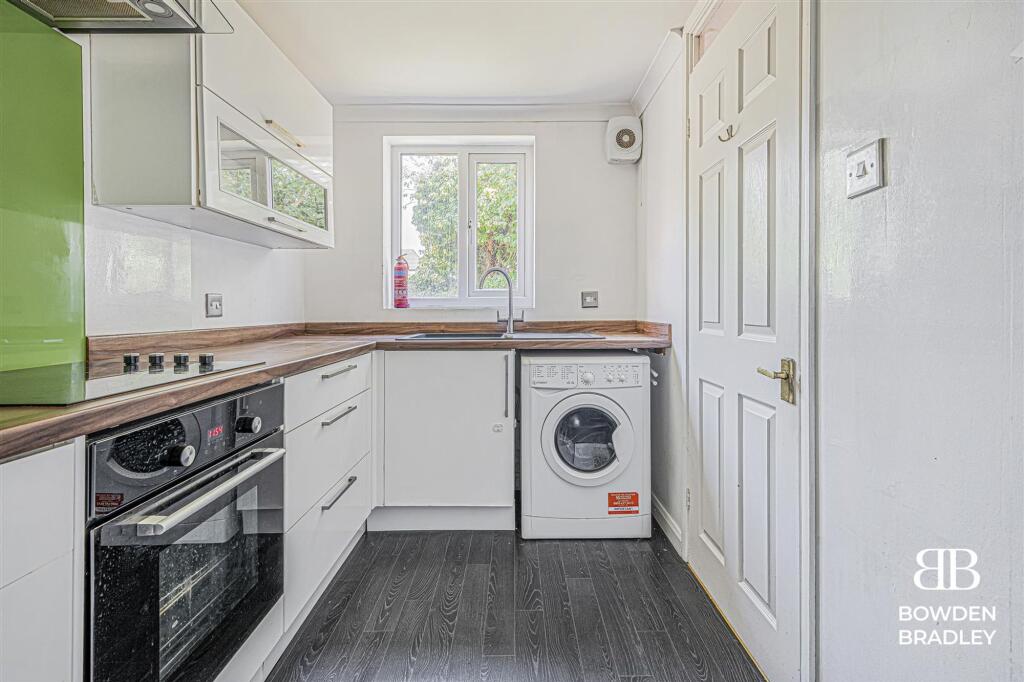 Davids Way, Hainault, IG6 photo 2