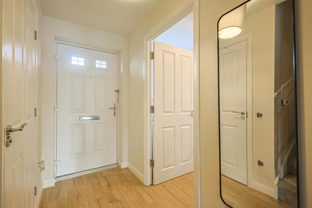Bartons Avenue, Hullbridge, Hockley photo 2