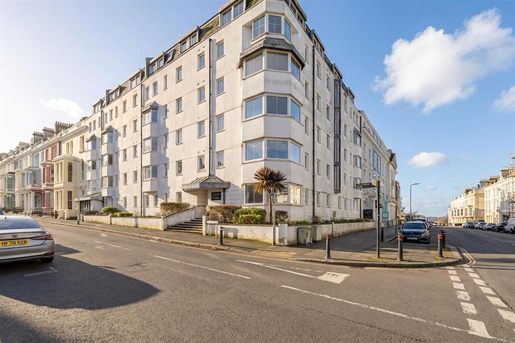 2-bed flat on Elliot Street, Plymouth, £120,000