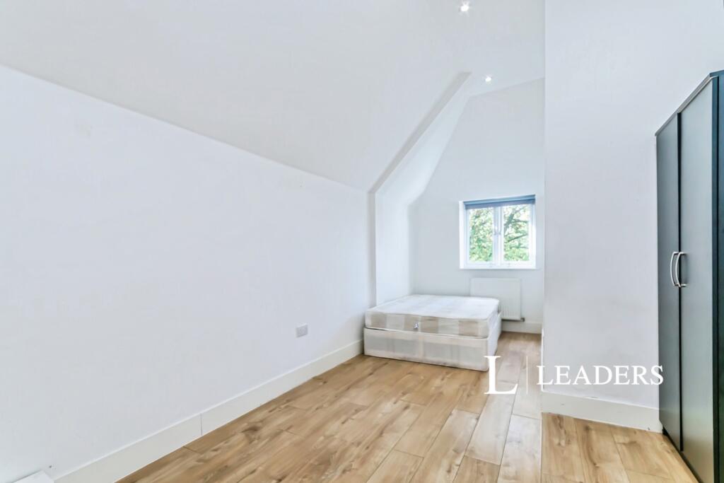 Apartment in Sevenoaks - View 3