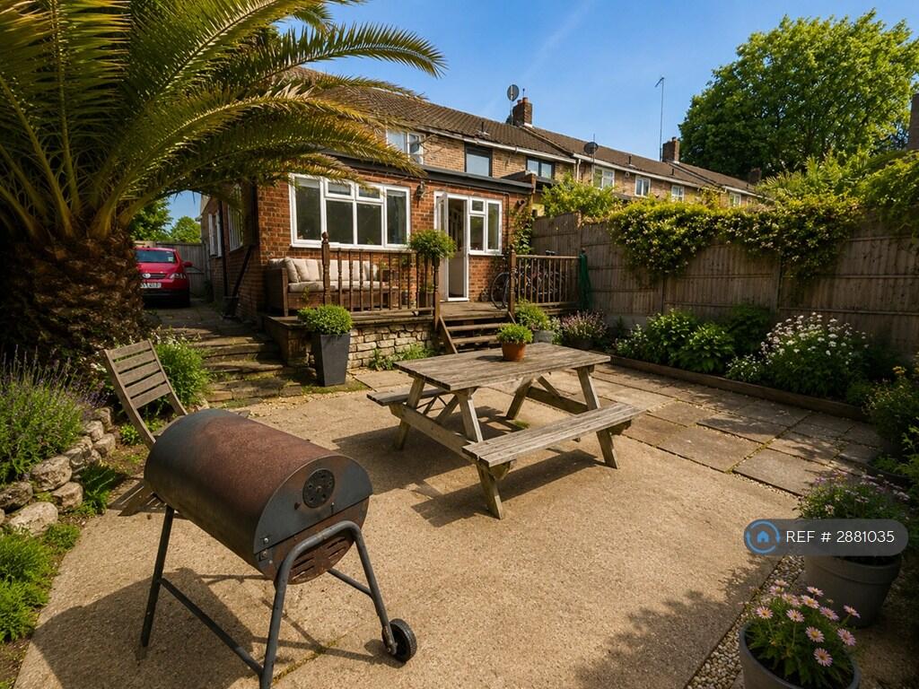 5 bedroom semi-detached house for rent