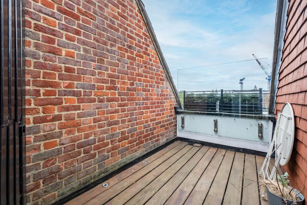 Apartment in London, Royal Borough of Kensington and Chelsea - More