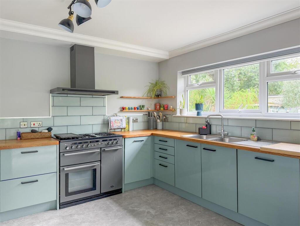 House in Bexhill-on-Sea, Little Common - More