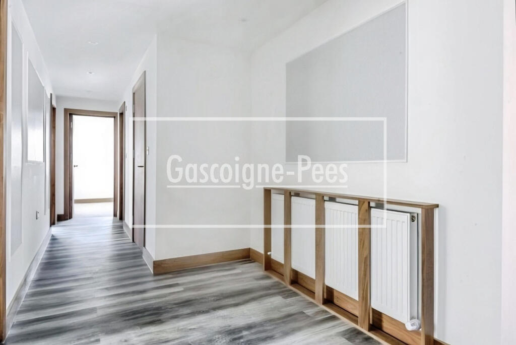 Apartment in Surrey Heath, Surrey - View 4