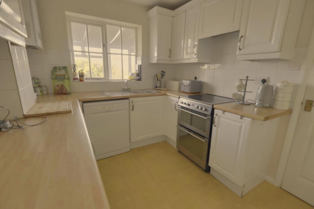 Valley Park Drive, Clanfield photo 3