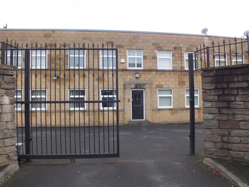 Main image of property: Flat 6, Lennox House, 40 Henrietta Street, Ashton-Under-Lyne