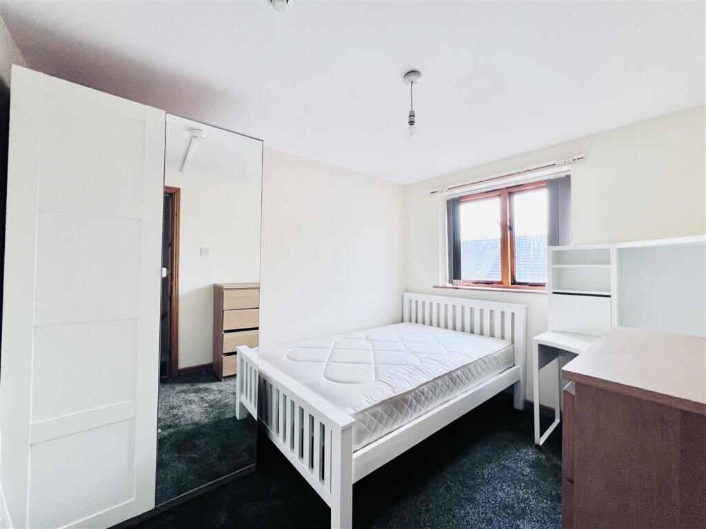 Main image of property: Student double room available in shared house, Balfour Road