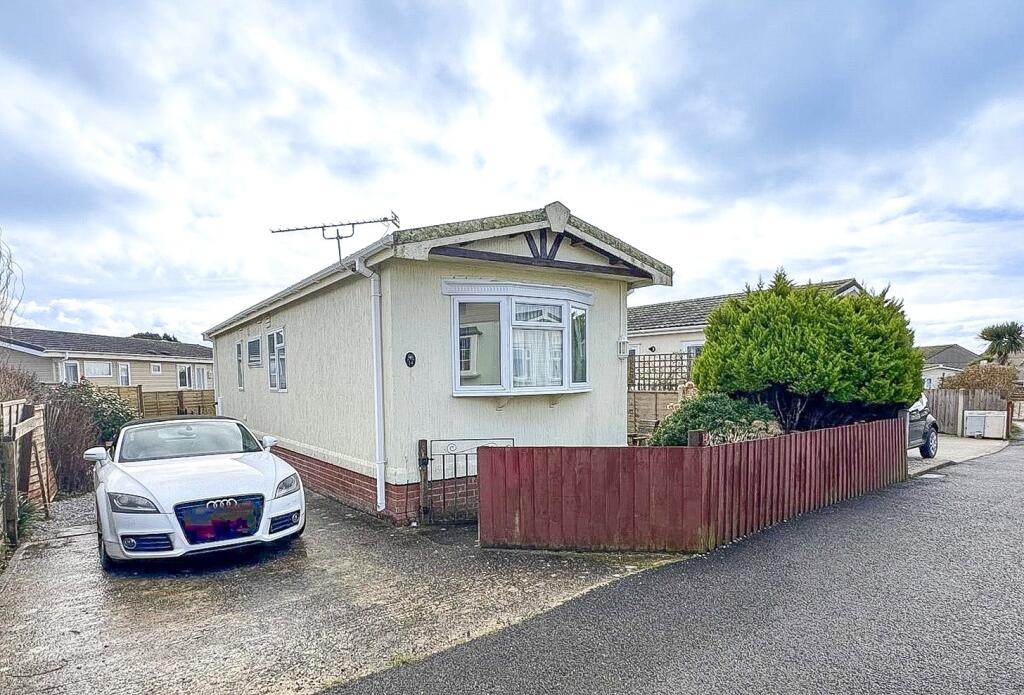 2 bedroom bungalow in Penzance, over 45s, great location, no chain