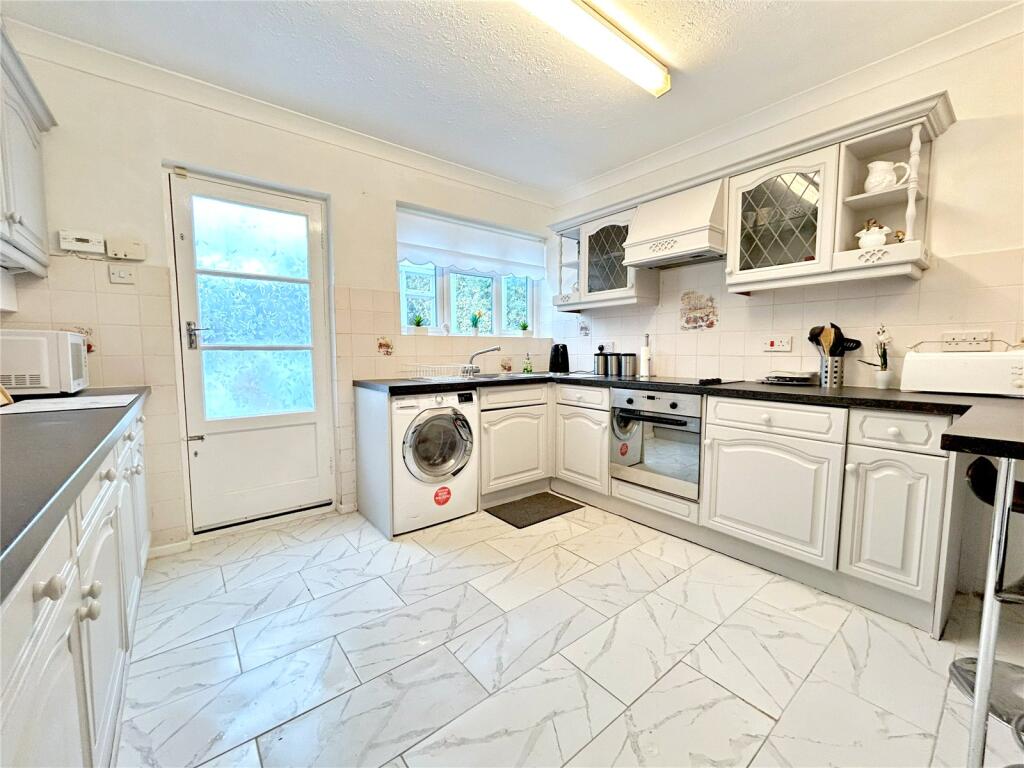 Montagu Road, Highcliffe, Christchurch, Dorset, BH23 photo 4