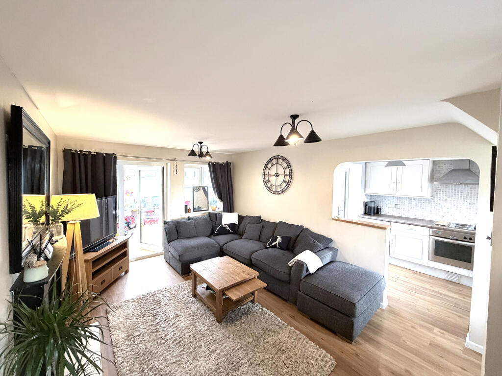 Lilac Drive, Llantwit Fardre, Pontypridd photo 2
