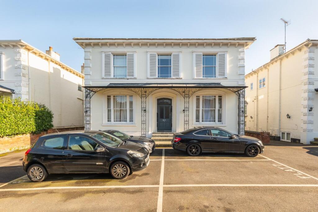 2-bed flat on Kenilworth Road, Royal Leamington Spa, £205,000