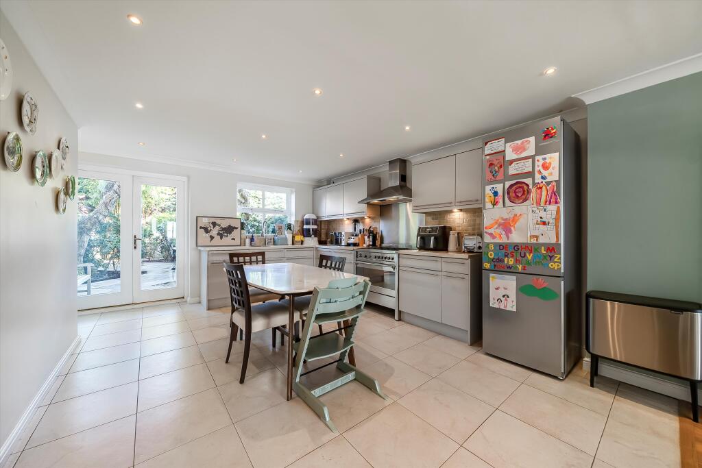 House in London, Royal Borough of Kingston upon Thames - View 4