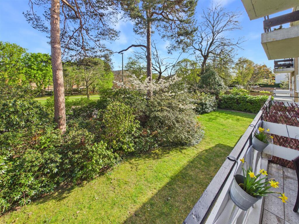 Apartment in Walton-on-Thames, Surrey - View 4