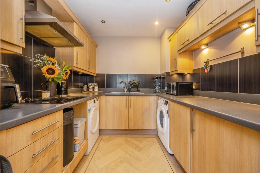 Apartment in Cannock Chase, Norton Canes - View 5