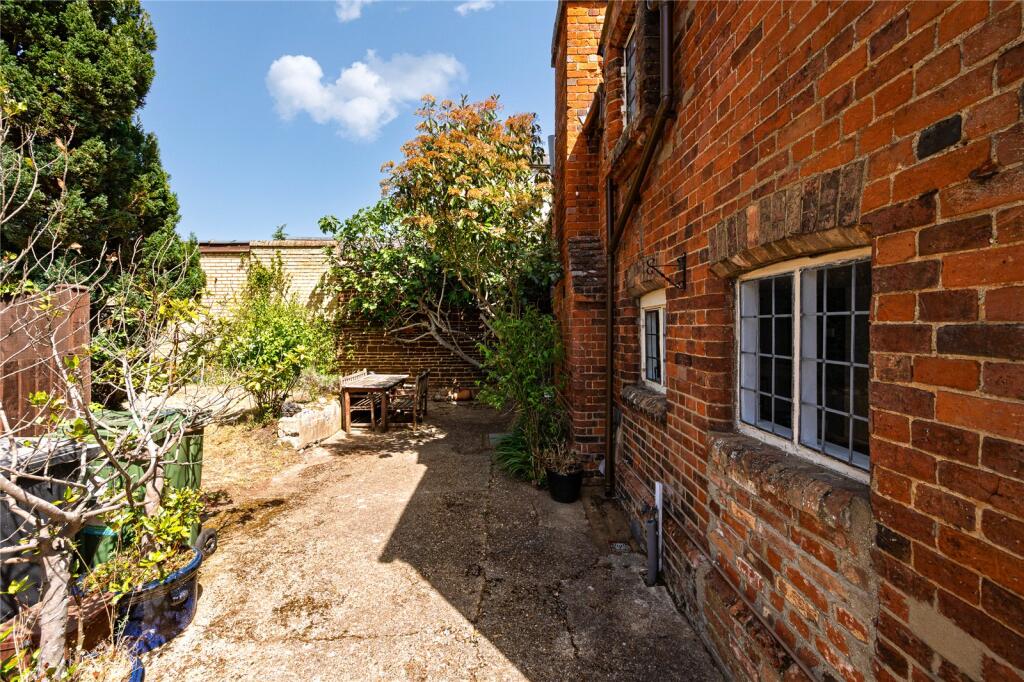 House in Silsoe, Central Bedfordshire - View 5