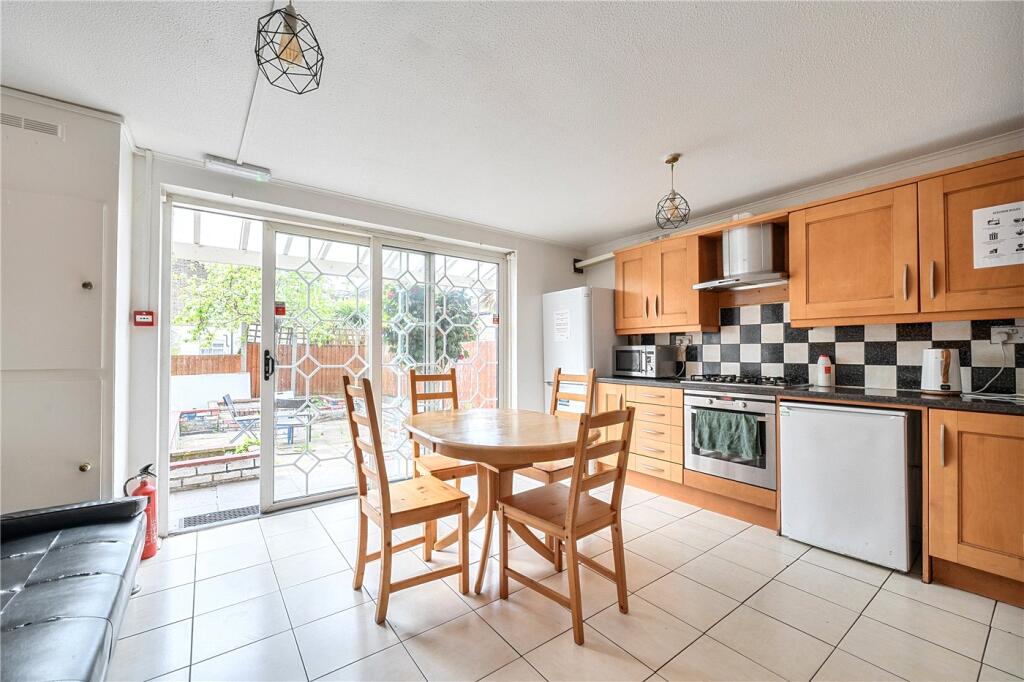 House in London, Globe Town, Stepney - View 4