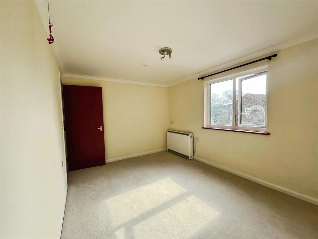 Apartment in Aldershot, Cargate, North Town - View 5