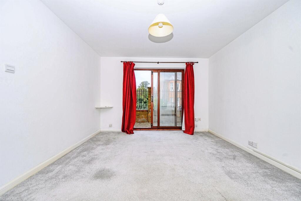 Apartment in Dacorum, Hertfordshire - More