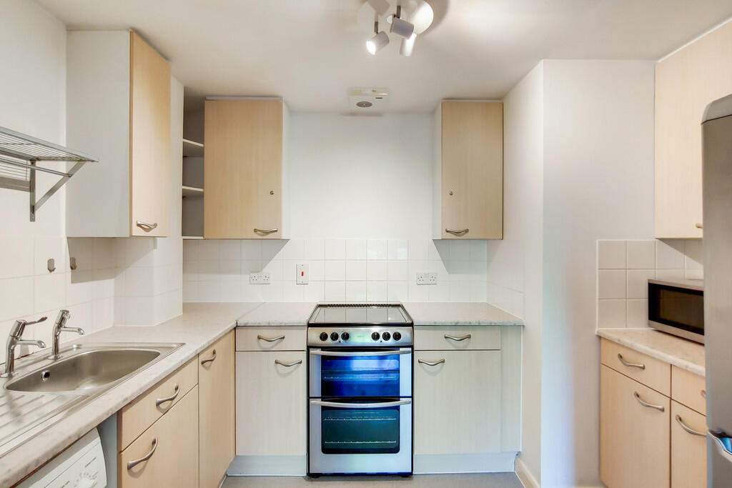 Apartment in London, Royal Borough of Kingston upon Thames - More