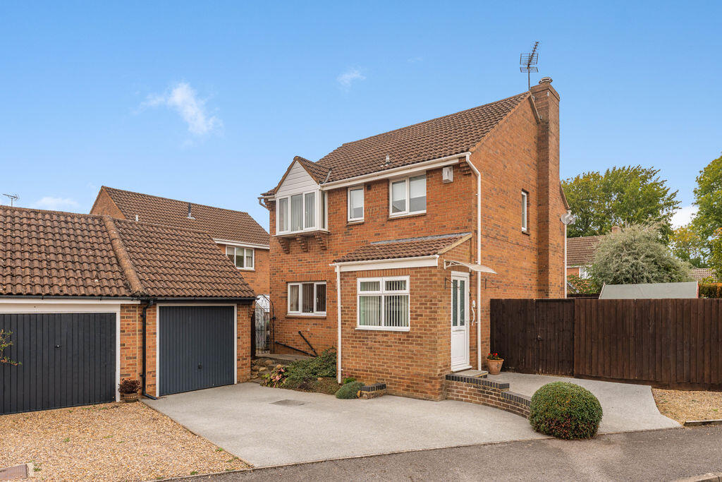 3-bed detached on 71, Riley Drive, Banbury, £360,000