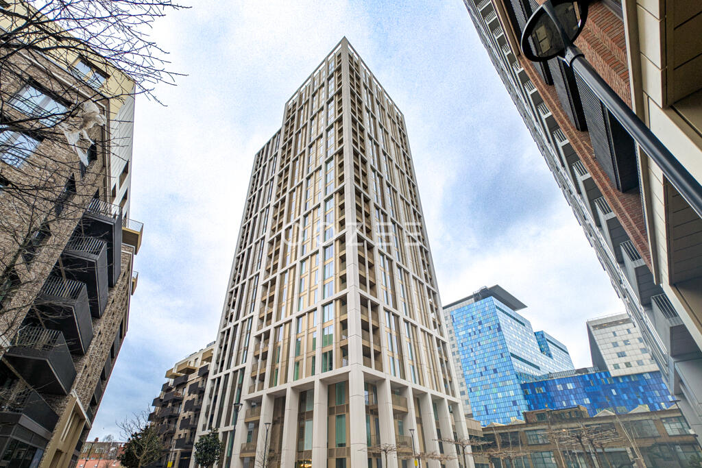 1-bed flat on Bouchon Point, E1, £580,000