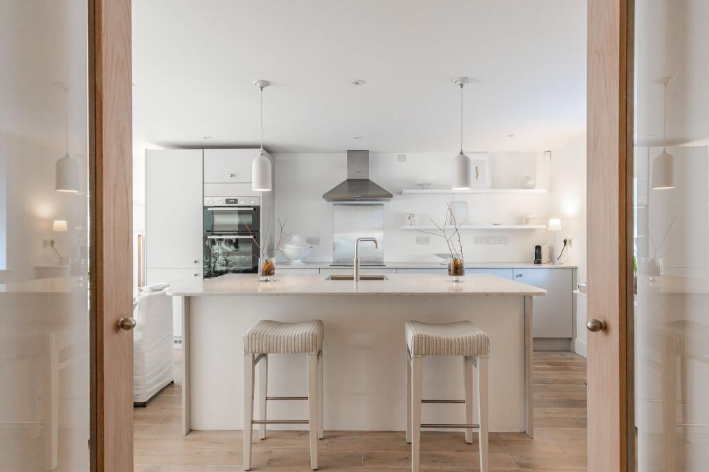 Impeccable Brick and Flint Mews Home in Docking photo 2