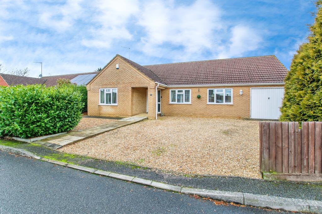 3-bed bungalow on Yokine Gardens, Guyhirn, Wisbech, £300,000