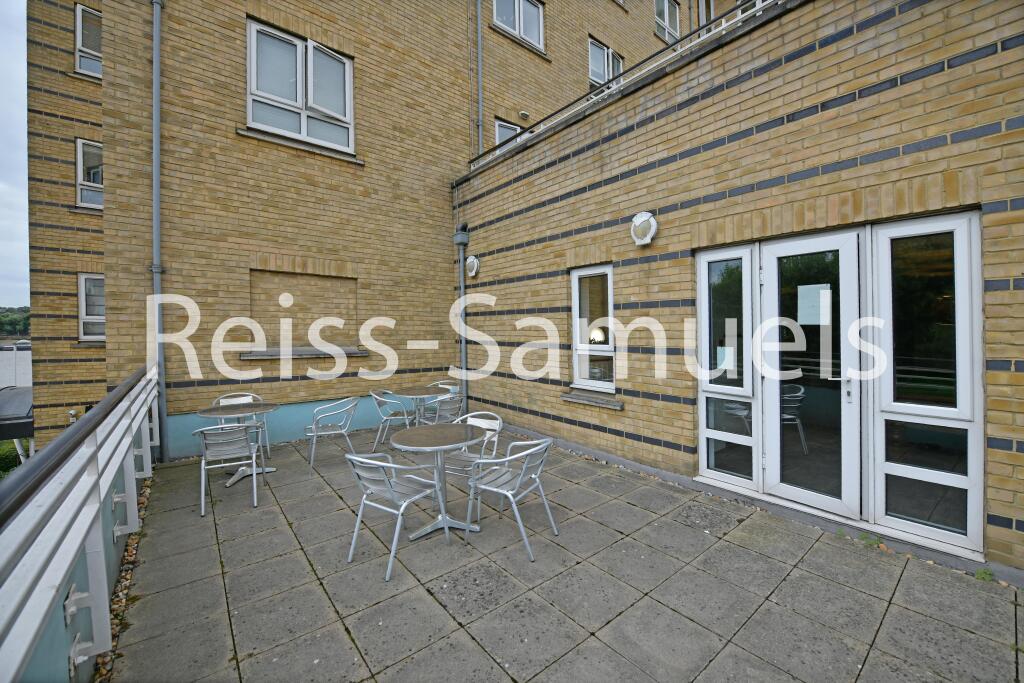 6 bedroom town house for rent