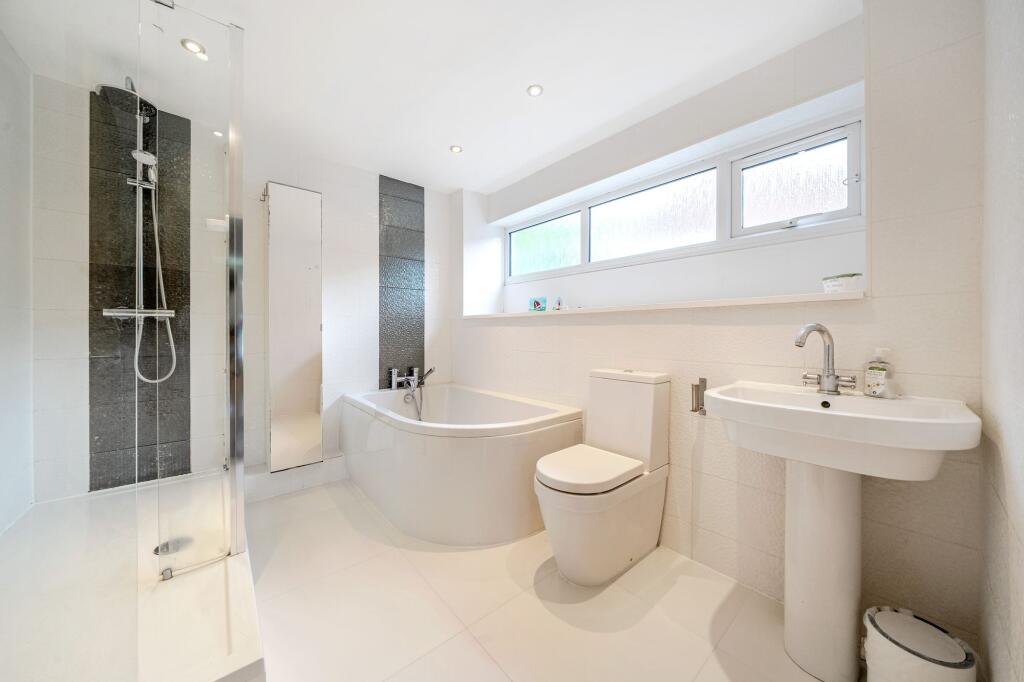 Dunedin Drive, Harestone Valley, Caterham, CR3 photo 4