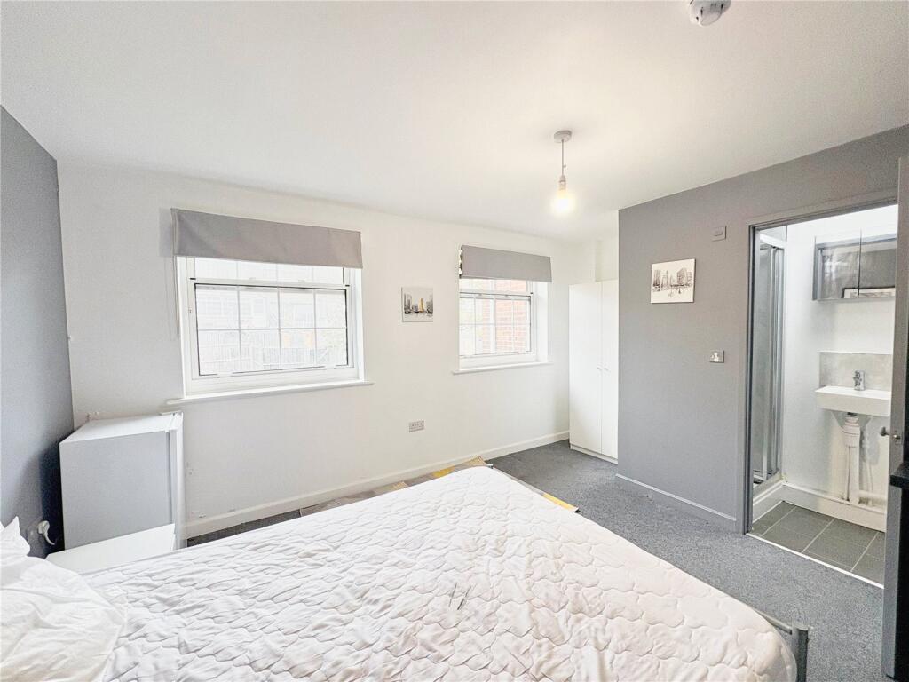 House in Epping Forest, Grange Hill, Chigwell - View 5