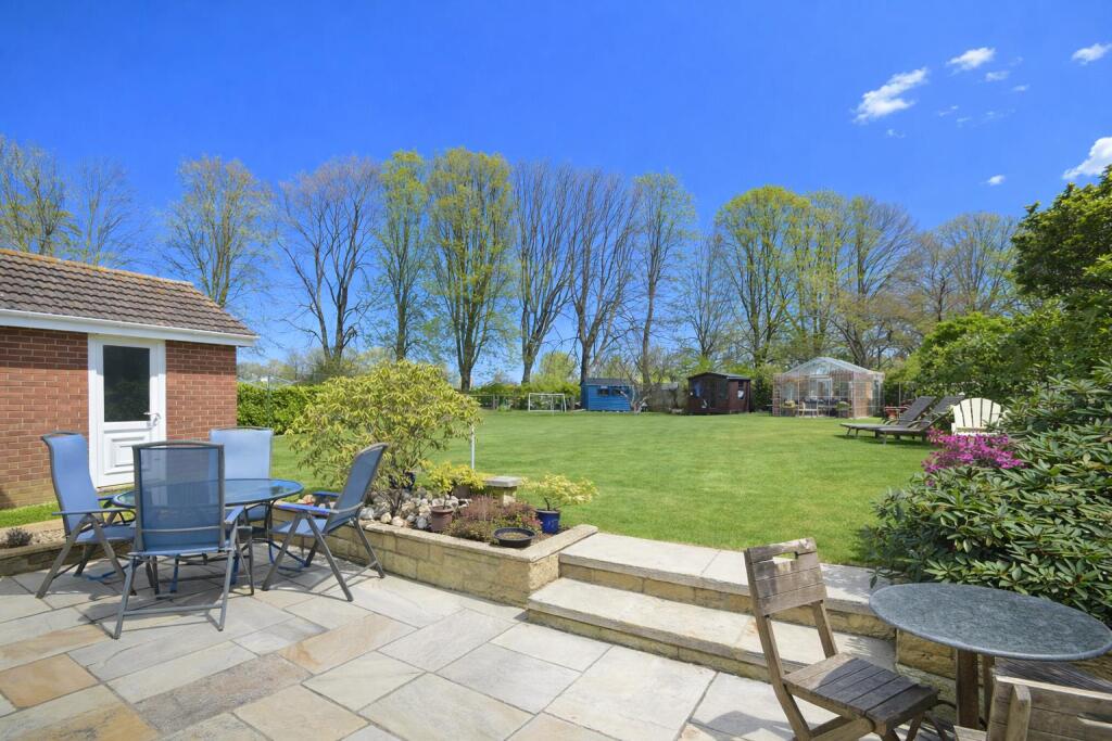 Large Gardens * Lake - View 2