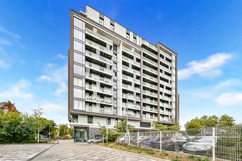 2-bed flat on Station Approach, Walthamstow, London, £500,000