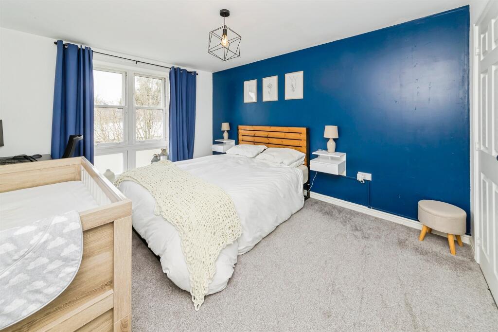 Apartment in Redhill - More
