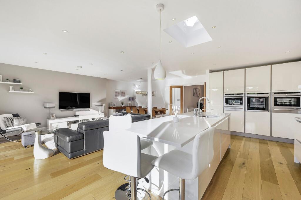 West Farm Close, Ashtead, KT21 photo 4