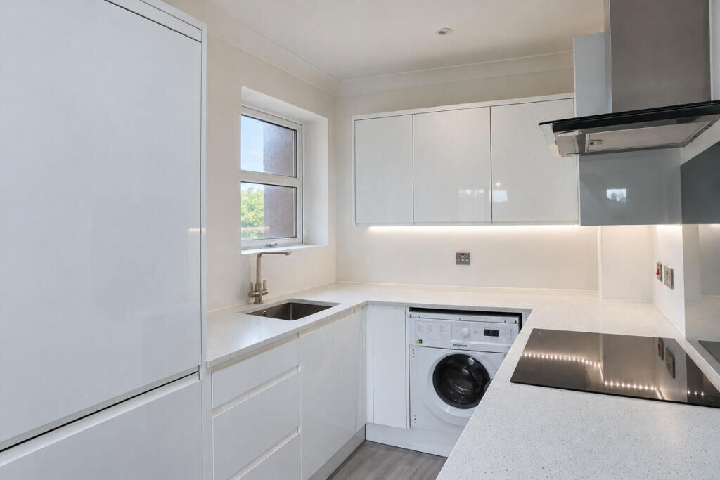 Apartment in Romford - More