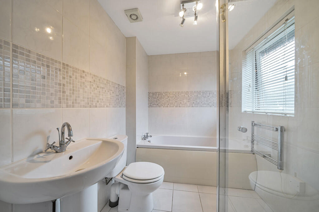 Redwood Close, Watford photo 4