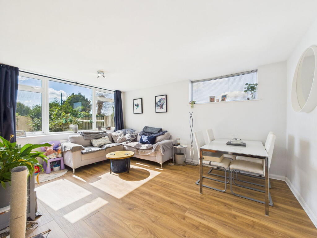 Apartment in Worthing, West Sussex - View 2