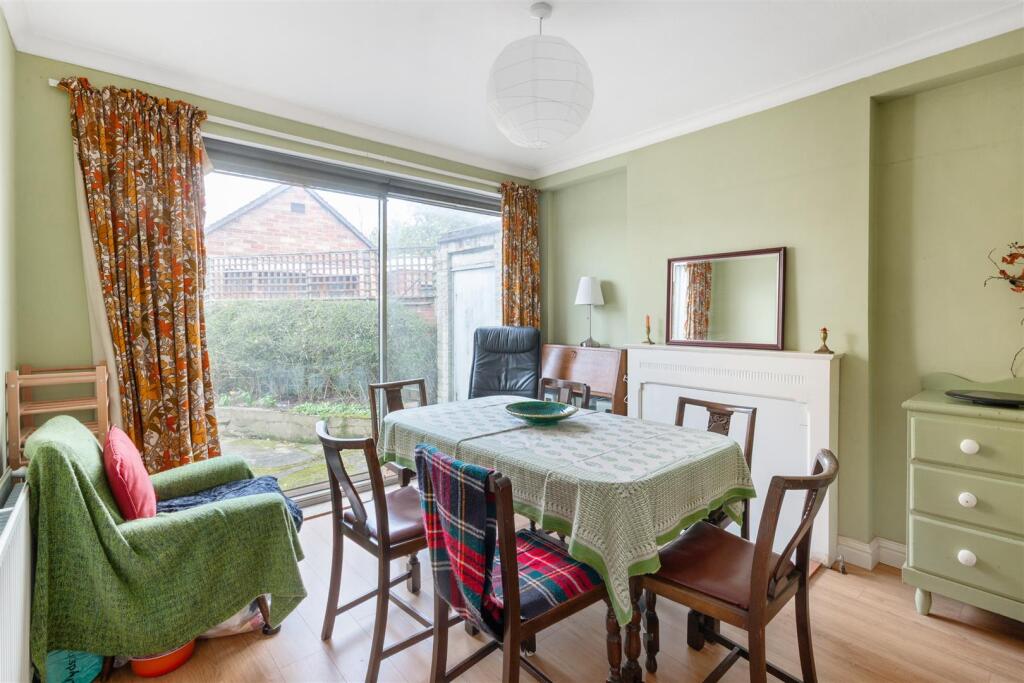 House in Sutton - View 3