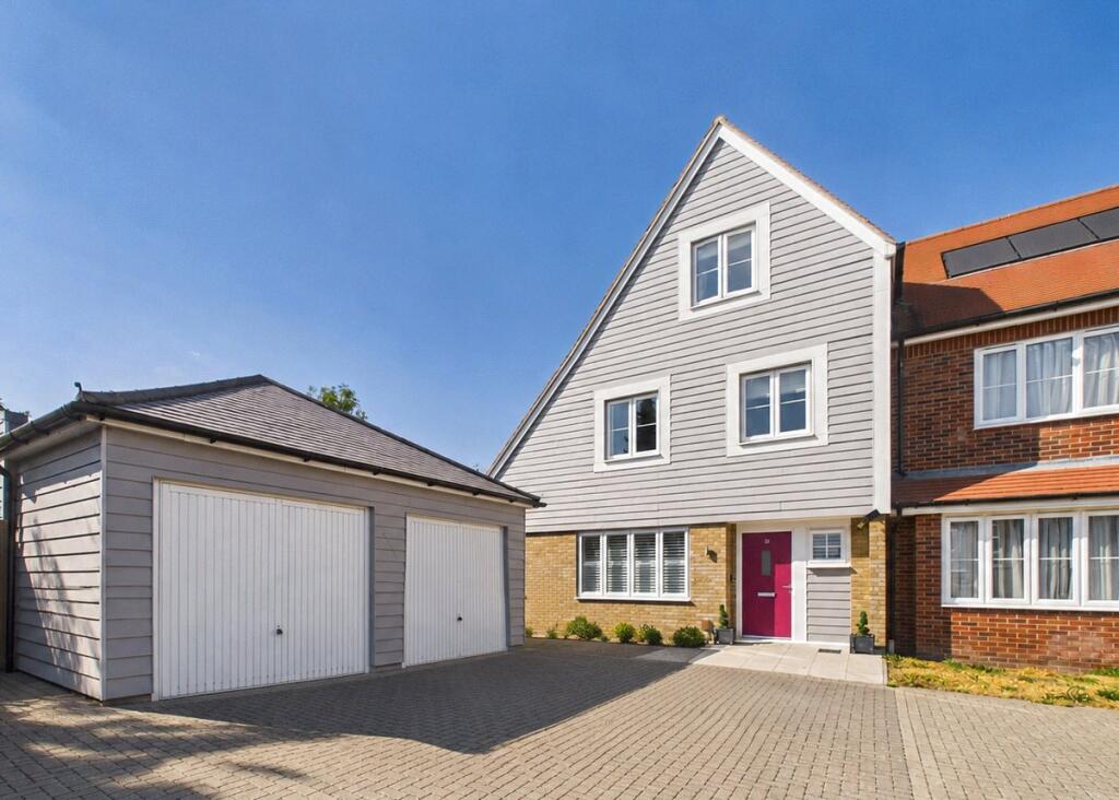Main image of property: Ashford Place, Broomfield, Chelmsford, Essex, CM1