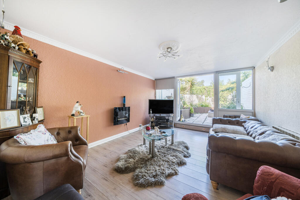 Sanctuary Close, Harefield, Uxbridge photo 2