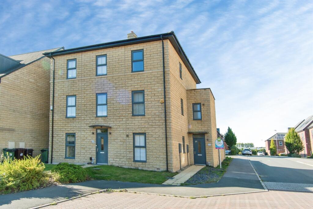 4-bed semi-detached on Voysey Avenue, Castleford, £270,000