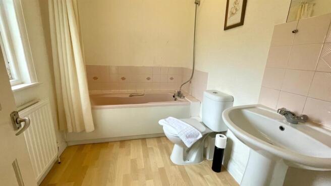 EN-SUITE BATHROOM