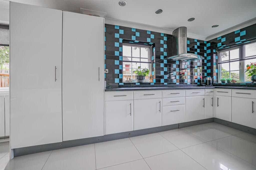 House in Hemel Hempstead - More