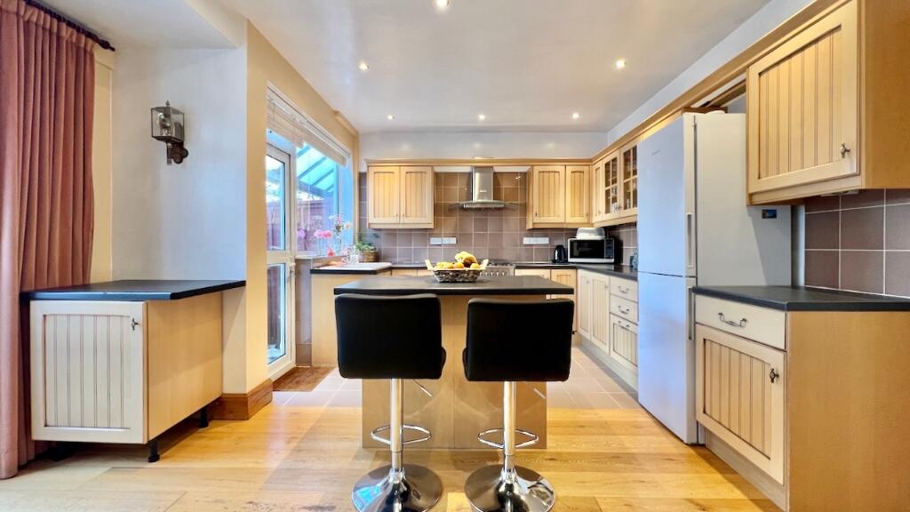 Whitehall Gardens, Chingford, E4 photo 4