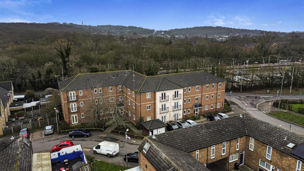 Tyrell Court Basildon Postcode 2 bedroom flat for sale in Beeston Courts, Basildon, SS15